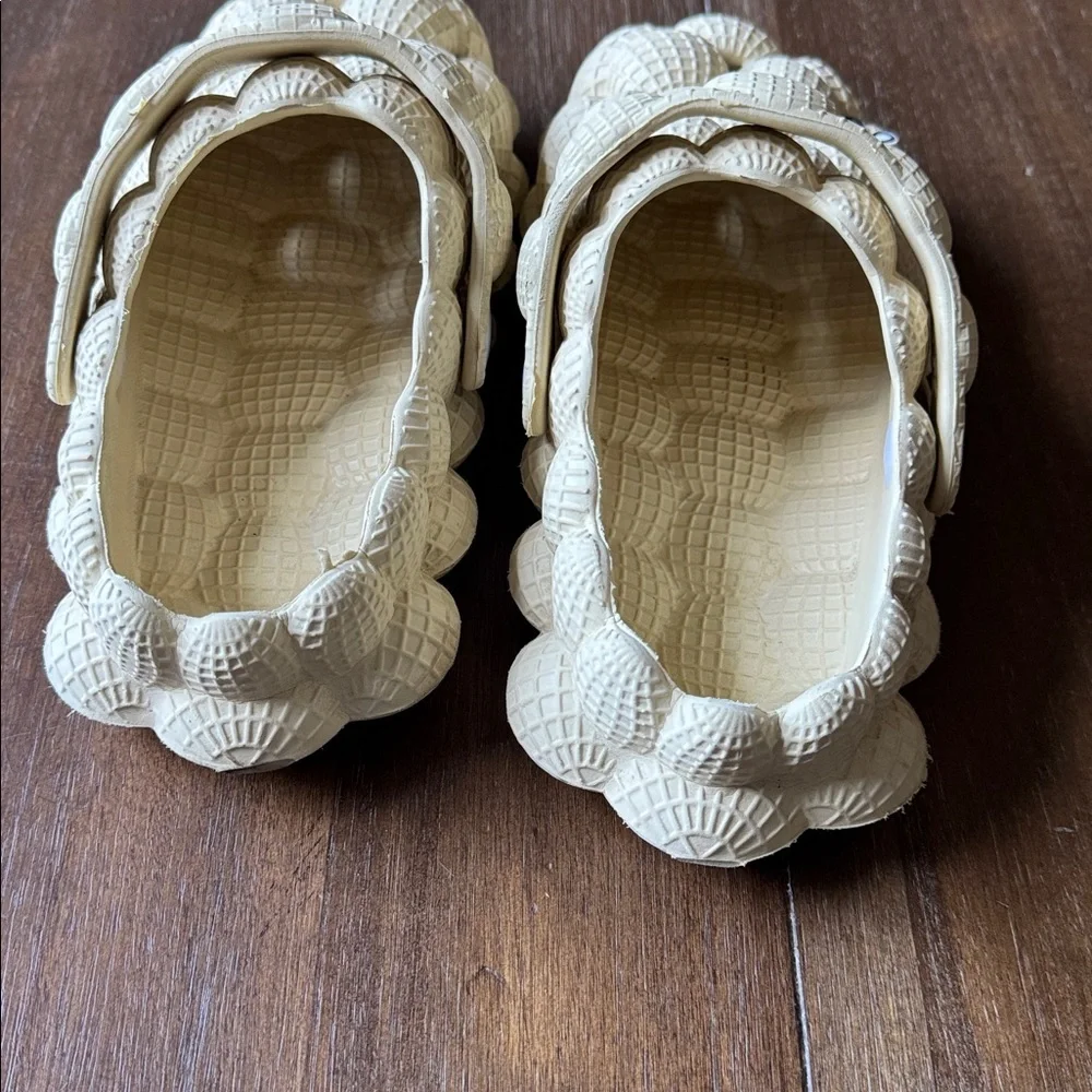 Size 2/3 clog slippers slides croc like